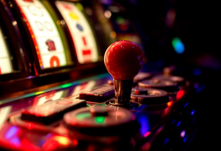 Dealer Shio Table di studio ultimate slot